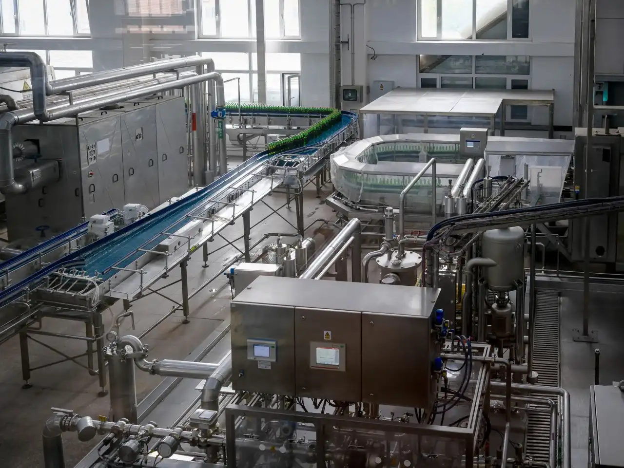沈阳精密冲压模具加工:连续模与成型模的技术差异解析正文配图 1