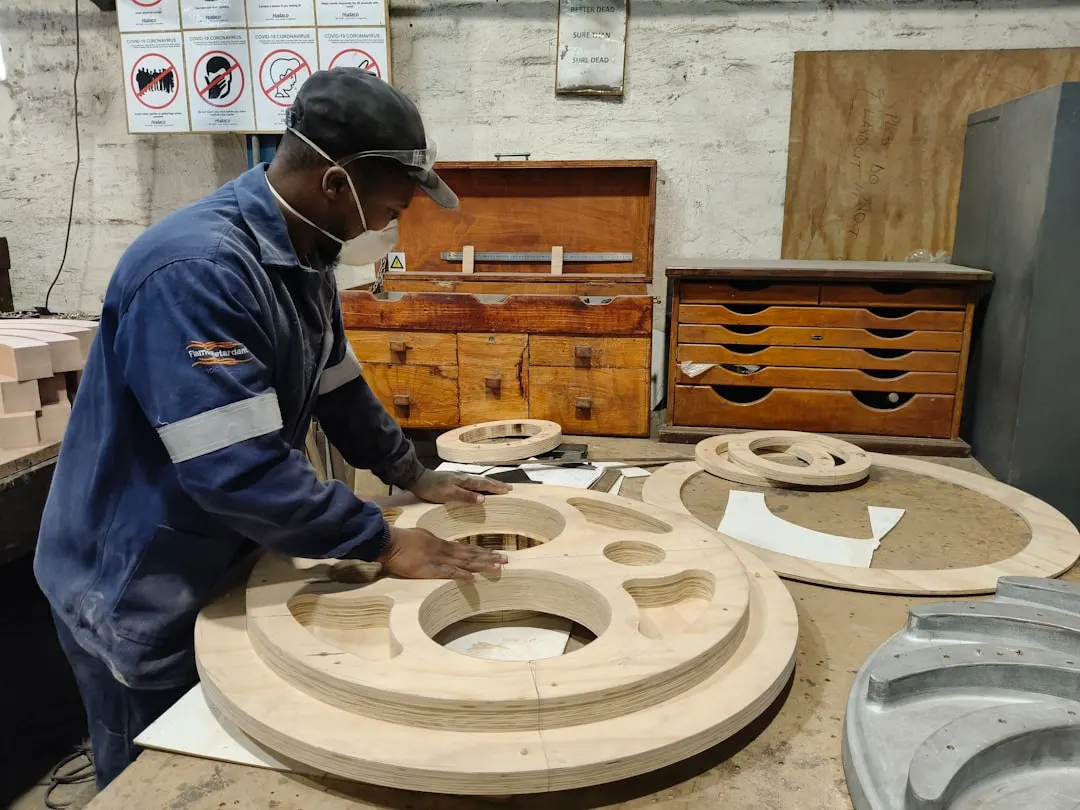沈阳精密冲压模具选型要点:连续模与成型模的工艺差异解析正文配图 2
